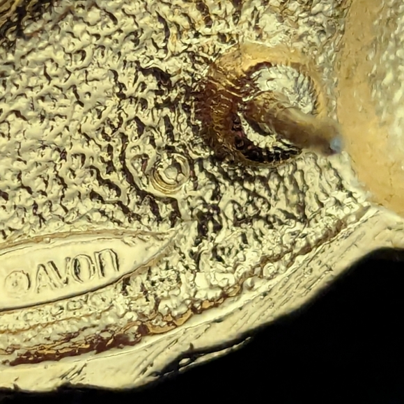 Avon 1994 Friendly Critters Tac Pin: Owl.  Gold-tone w/ faux pearl - Picture 4 of 5